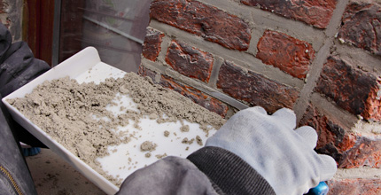 Rejoitement de mur de brique et de pierre